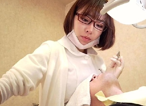 【深田えいみｘ歯科衛生士】「あらっ♡大きくなってますね♡」知的メガネのスレンダー巨乳おっぱいお姉さんの誘惑がエロ過ぎるｗｗ